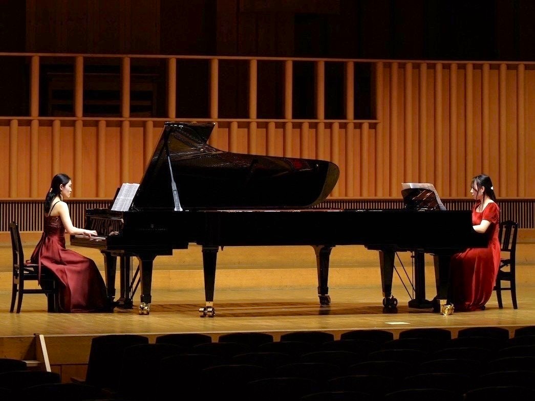 2台ピアノを弾いている写真