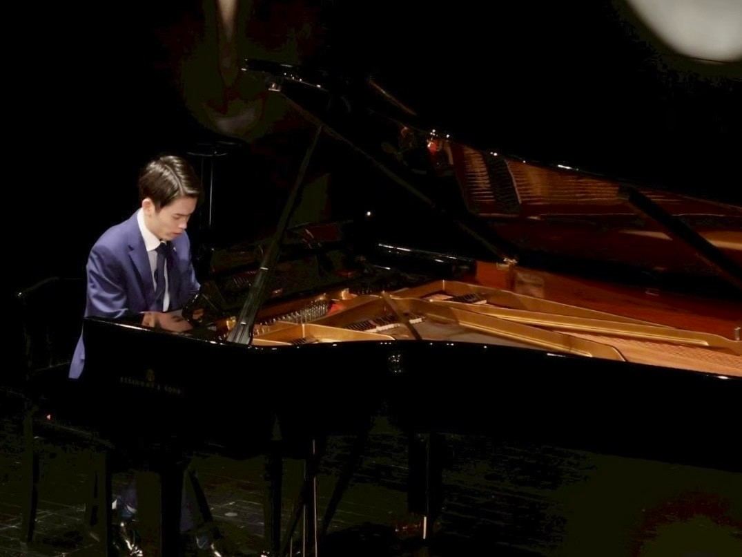 ピアノを弾いている写真